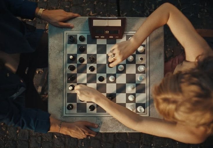 Иллюстрация к материалу «Ход конём: почему шахматы снова стали популярным городским досугом»