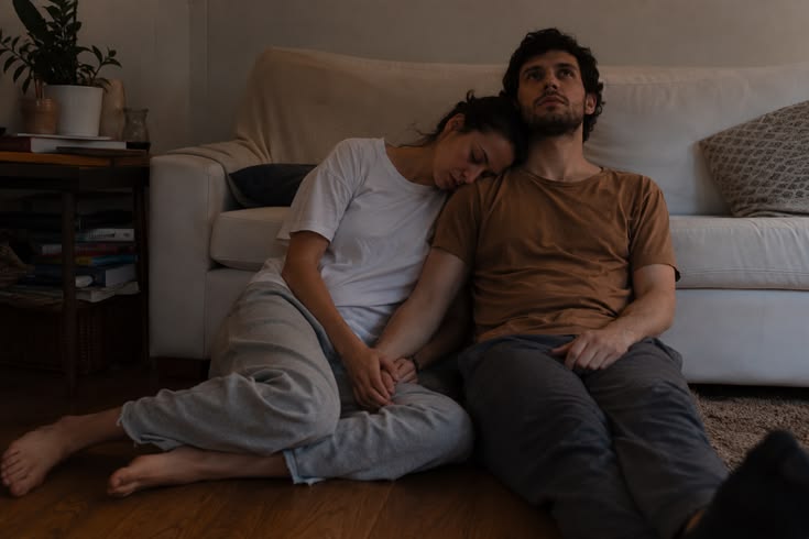 Иллюстрация к материалу «Один любит гостей, другой мечтает всех отменить: как жить с разной социальной батарейкой»